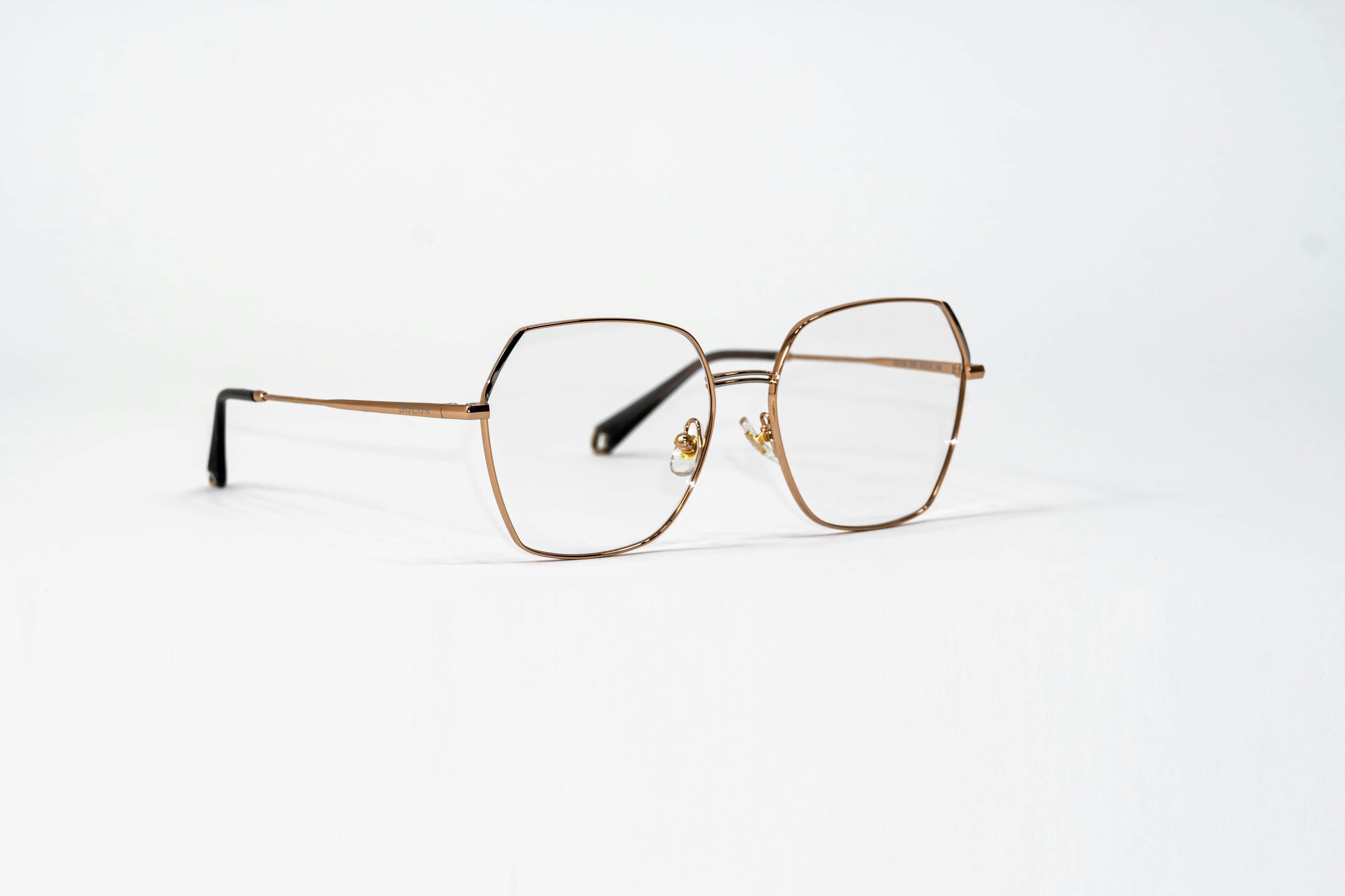 Montura de lentes sobre superficie blanca