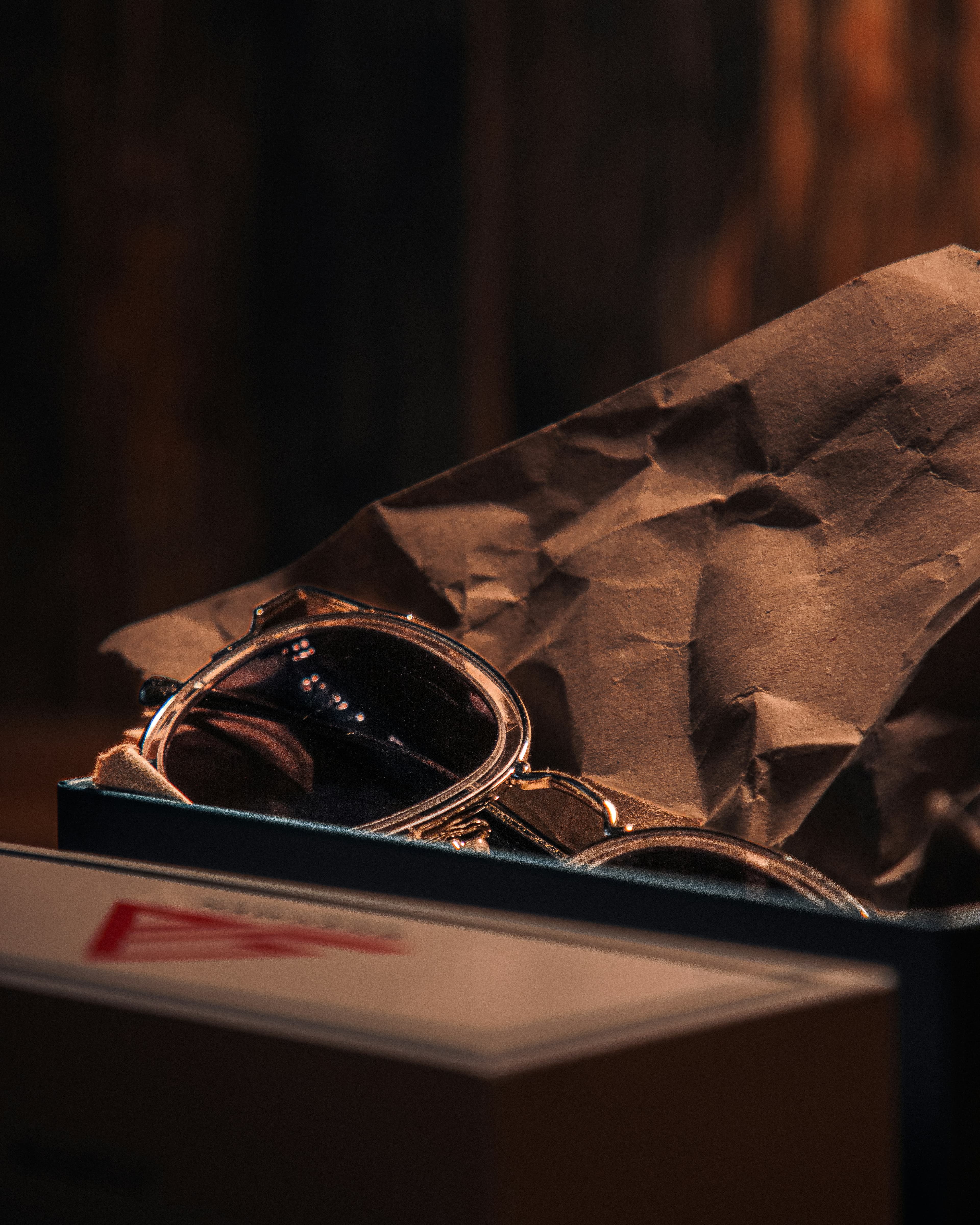 Gafas de sol sobre bolsa de papel